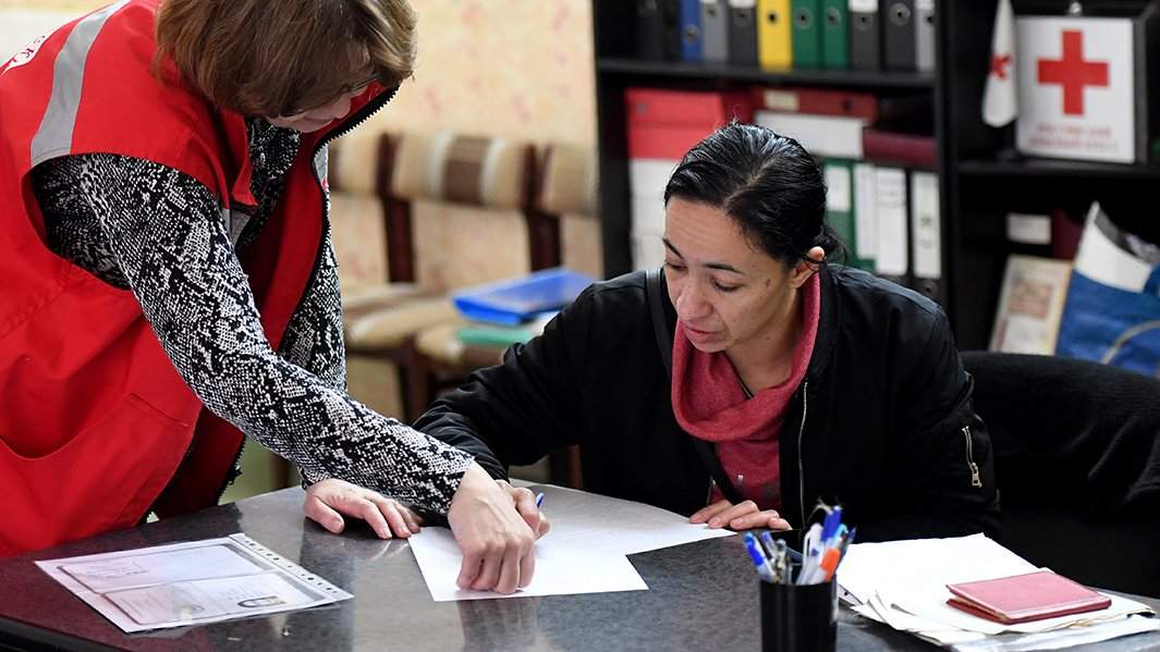 Эвакуированная жительница Донбасса оформляет документы на получение гуманитарной помощи в Кировском районном отделении Российского Красного Креста в Ростове-на-Дону