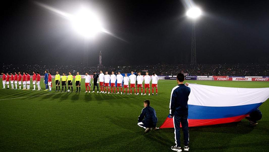 Игроки сборных Таджикстана и России перед началом товарищеского матча по футболу