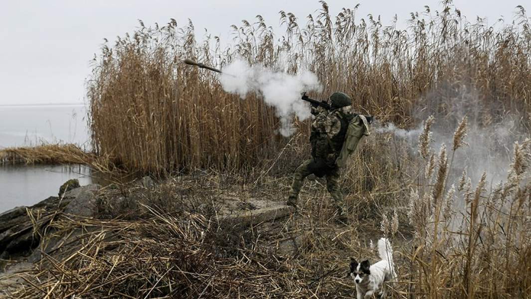 Военнослужащий морской пехоты Черноморского флота работает по позициям ВСУ на Херсонском направлении