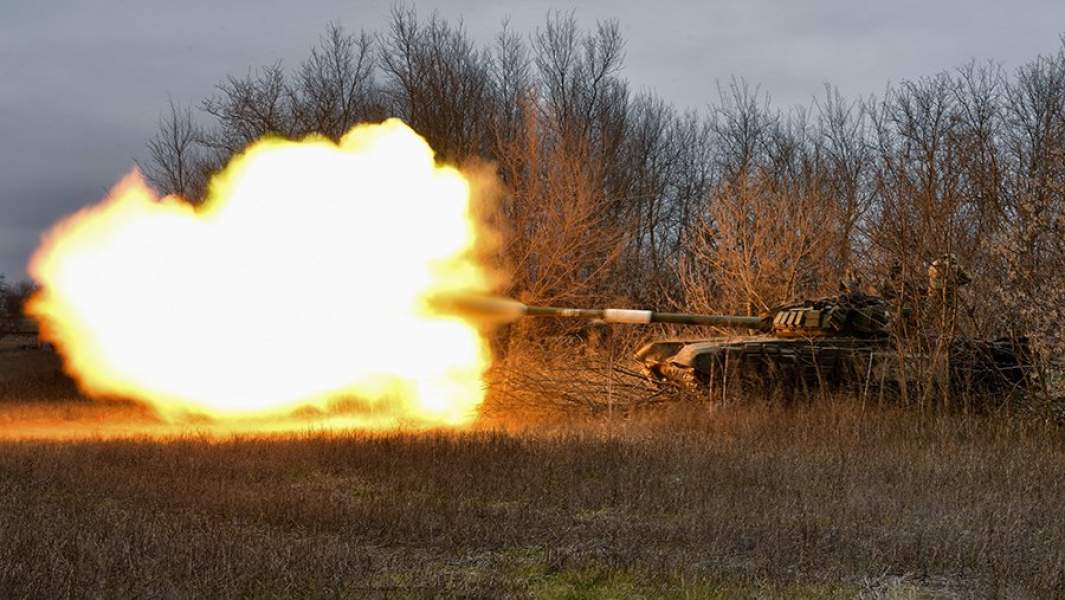Танк Т-72 Вооруженных сил РФ ведет огонь по опорному пункту ВСУ в южном секторе специальной военной операции