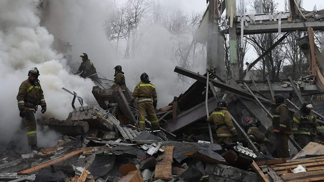 Спасатели на месте разрушенного в результате обстрела со стороны ВСУ торгового центра на проспекте Ильича в Калининском районе Донецка