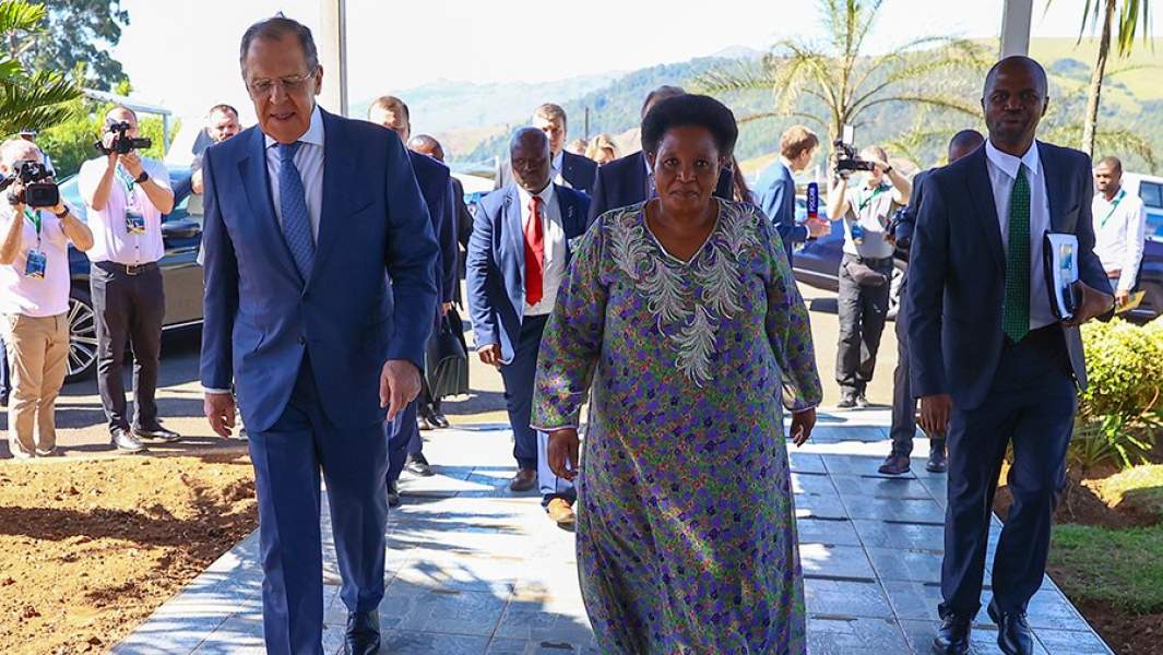 Министр иностранных дел РФ Сергей Лавров и министр иностранных дел Эсватини Тхули Дладла во время встречи в рамках визита в южноафриканское королевство Эсватини