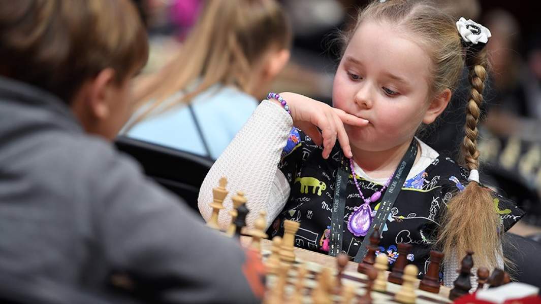 Дети играют в шахматы