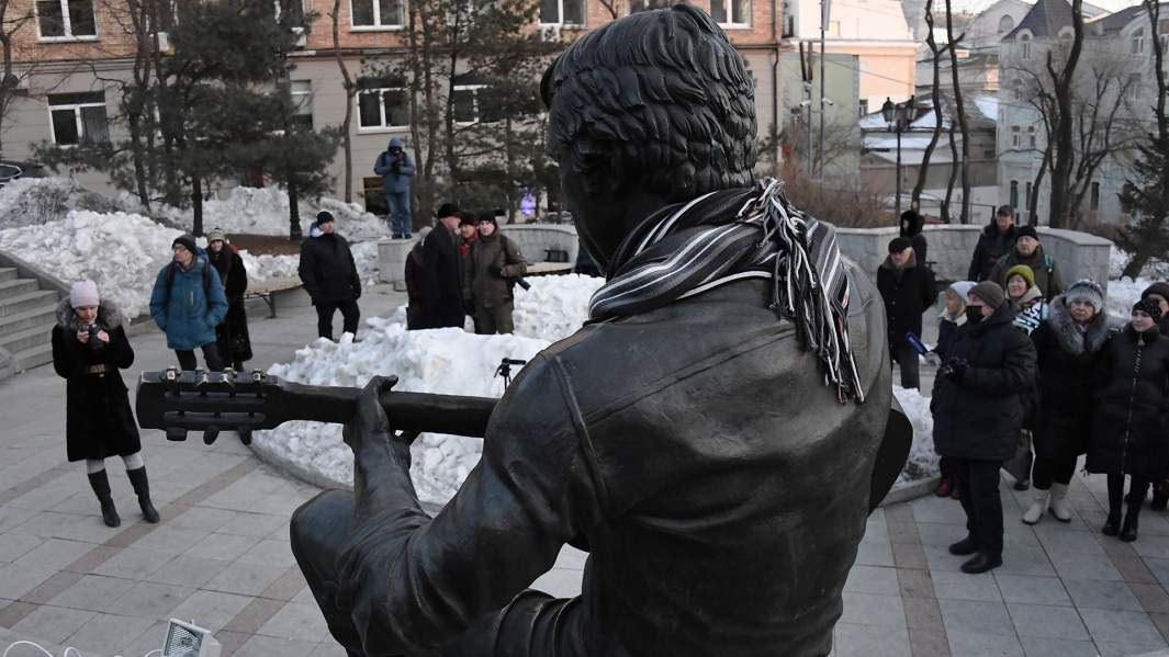 Памятник певцу, поэту и актеру Владимиру Высоцкому