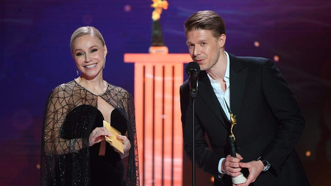 Актриса Марина Зудина и актер Никита Ефремов, получивший премию в номинации «Лучший актер онлайн-сериала», на церемонии вручения национальной кинопремии России «Золотой орел»