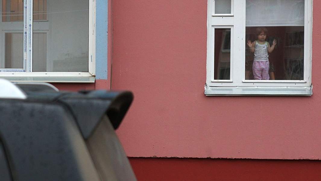 Ребенок в окне квартиры
