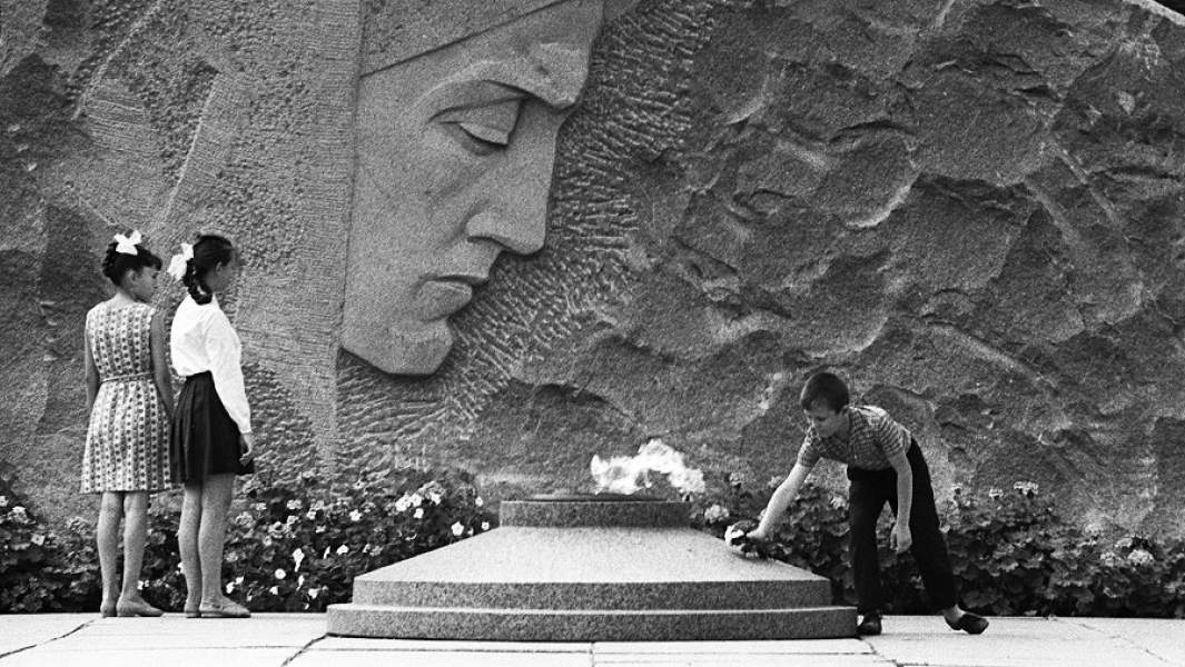 Вечный огонь на могиле молодогвардейцев