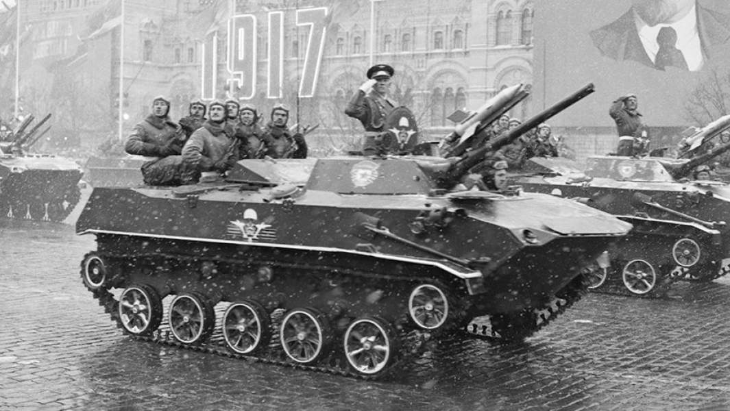 Боевая машина десантная БМД-1 на военном параде в честь празднования 62-й годовщины Великой Октябрьской социалистической революции на Красной площади. 1979 год
