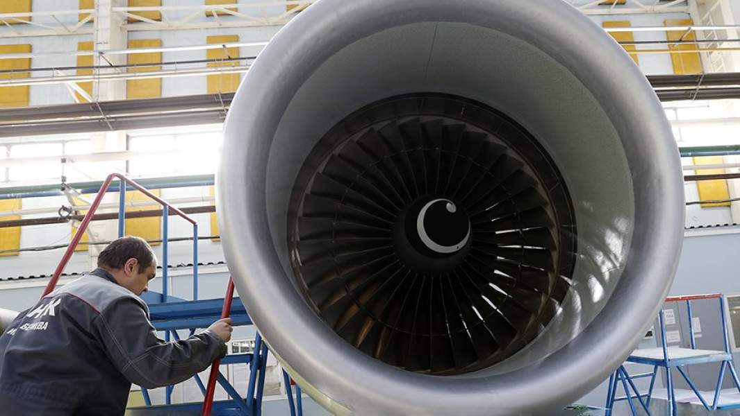 Рабочий в цехе производства гражданско-авиационной техники