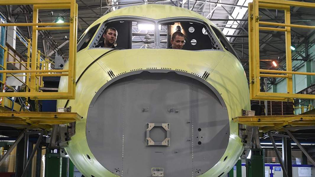 Рабочие в цехе по производству гражданско-авиационной техники