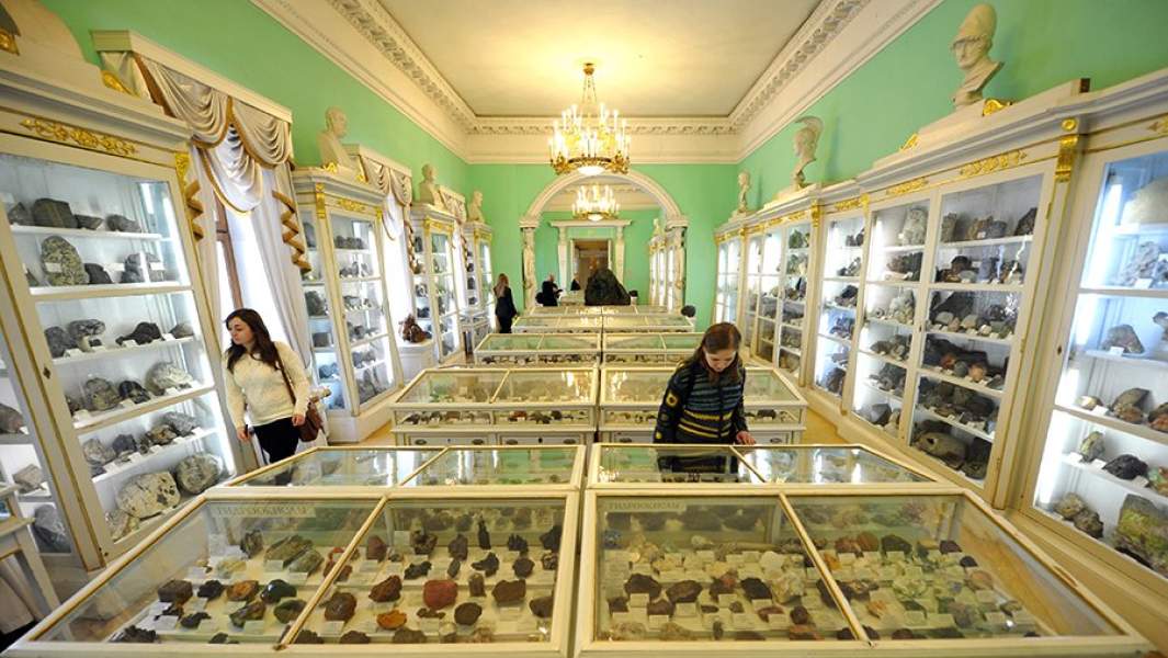 Учащиеся геологоразведочного факультета в музее государственного горного университета