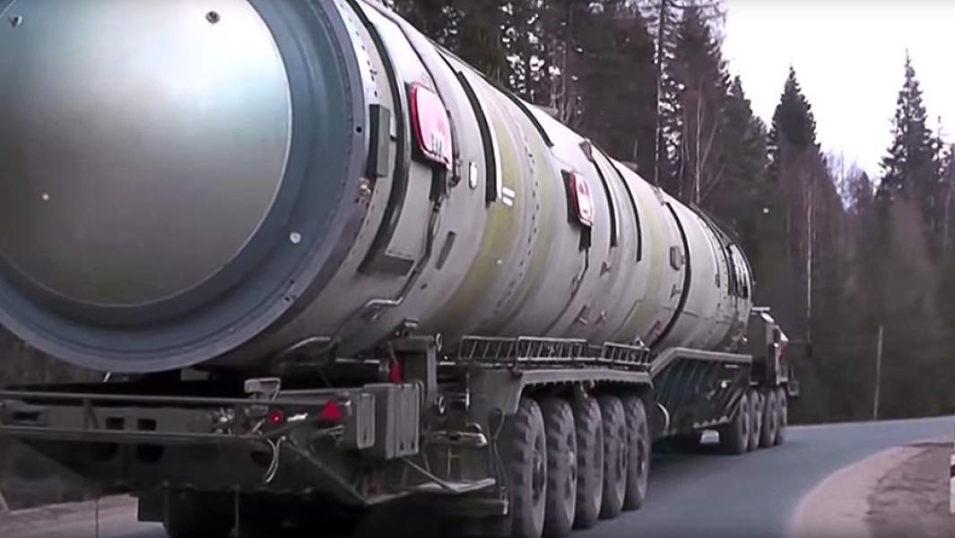 Транспортировка тяжелой жидкостной межконтинентальной баллистической ракеты «Сармат»