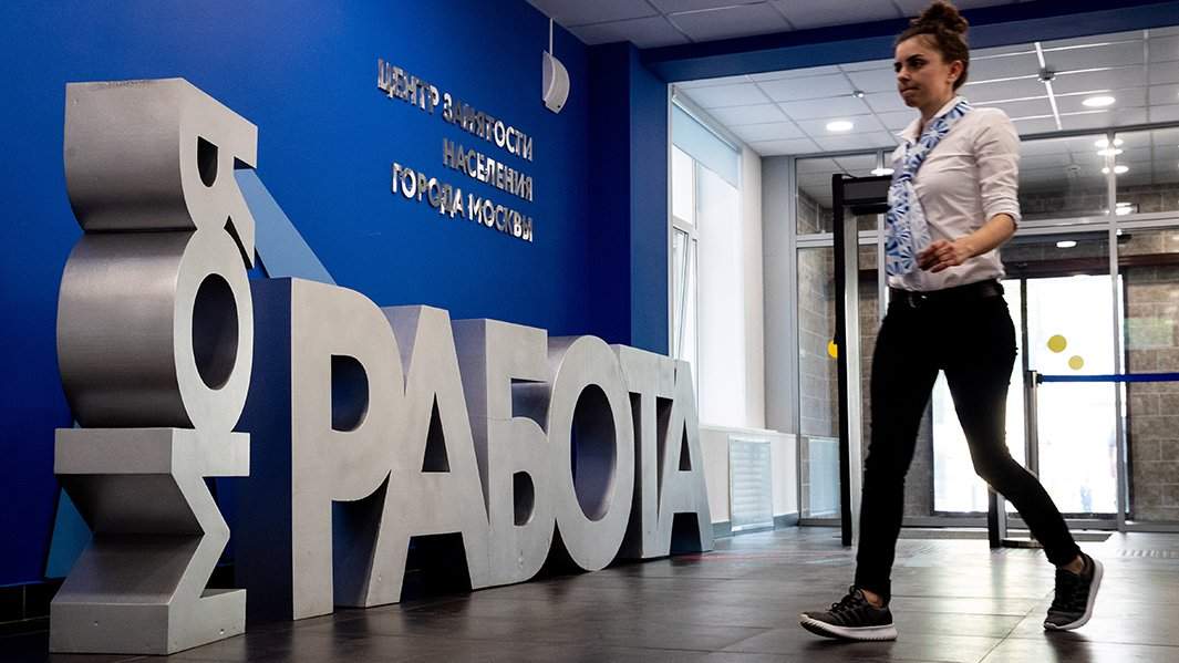 Девушка около надписи моя работа