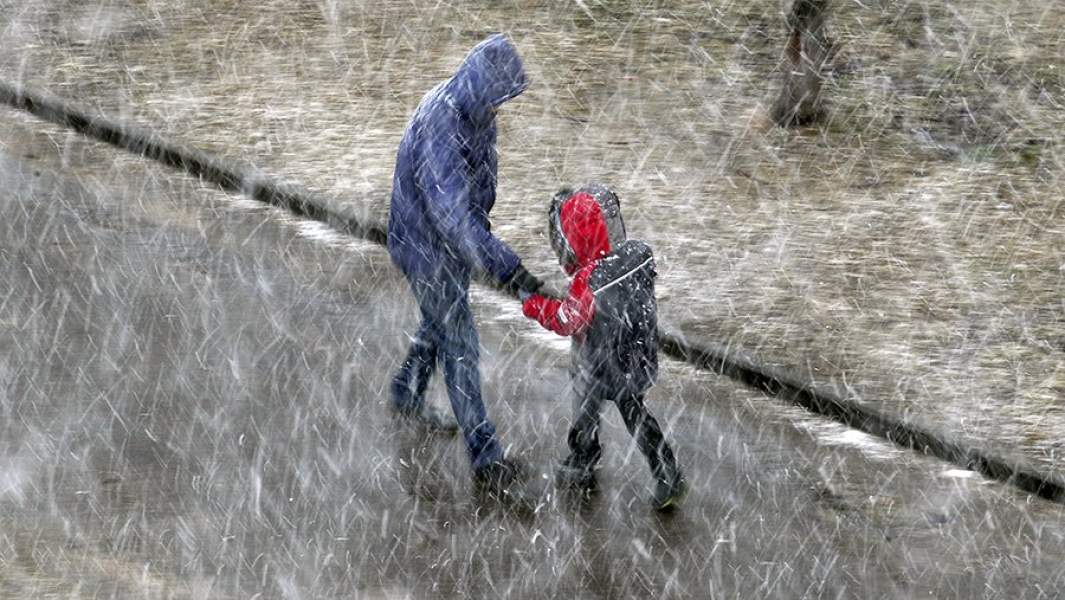 Женщина с ребенком на одной из улиц города
