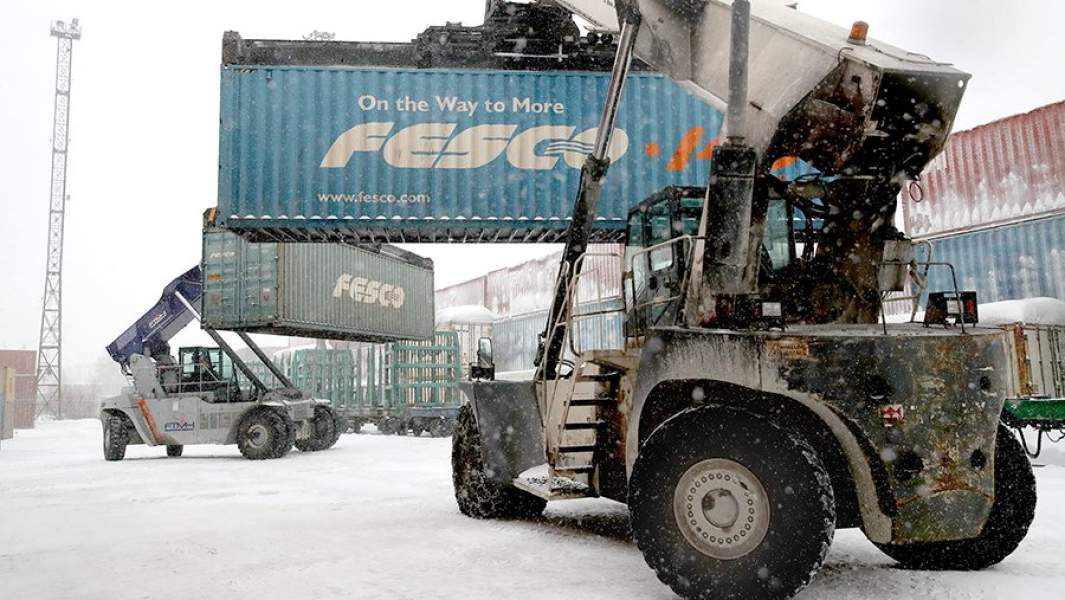 Ричстакеры на территории контейнерного терминала Fesco