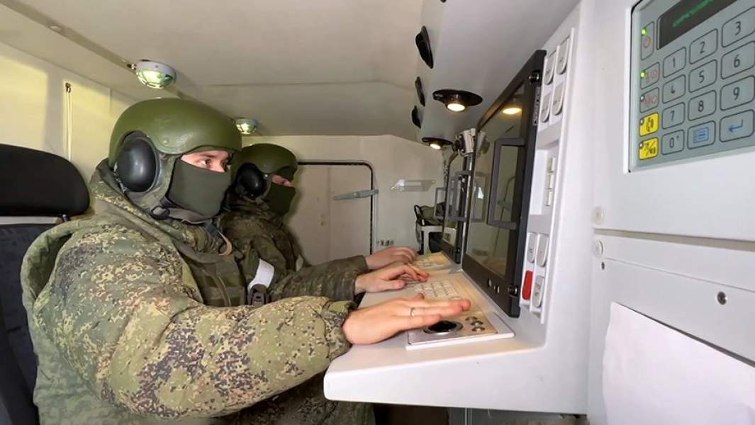 Работа расчета зенитного ракетно-пушечного комплекса «Панцирь-С» ВС РФ во время специальной военной операции России на Украине