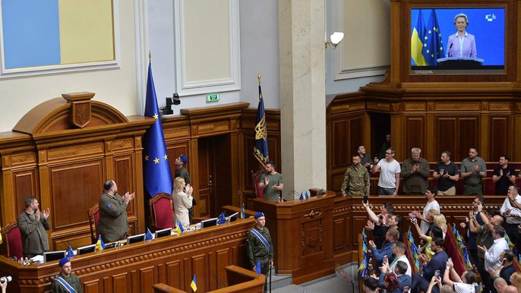 Флаг Евросоюза установили в зале пленарных заседаний Верховной рады Украины во время выступления перед депутатами по видеосвязи главы Еврокомиссии Урсулы фон дер Ляйен