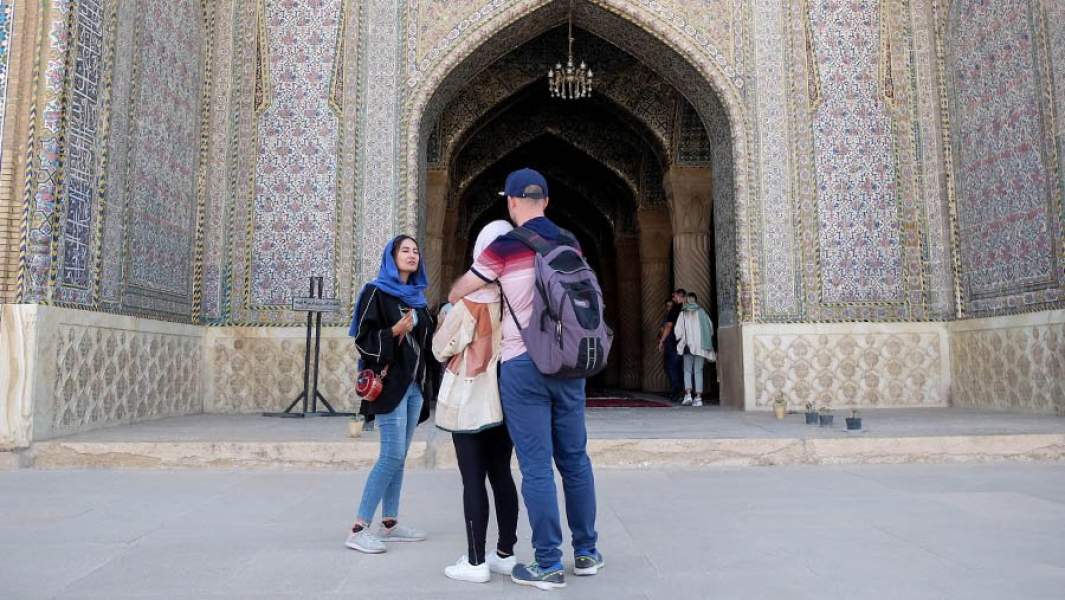 Туристы у мечети в Тегеране