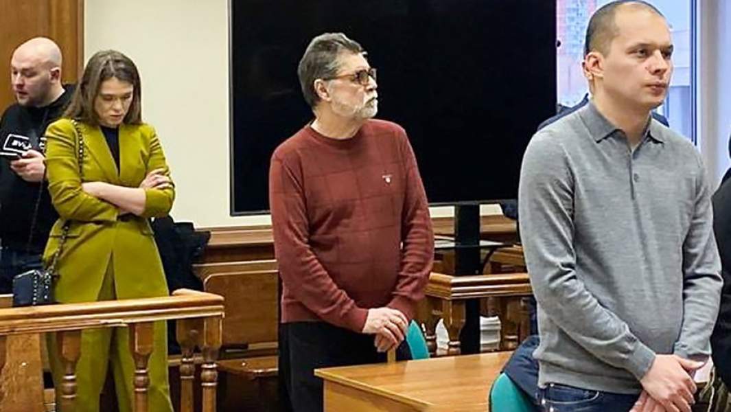 Ректор Московской высшей школы социальных и экономических наук (Шанинка) Сергей Зуев (в центре), обвиняемый в рамках уголовного дела о мошенничестве, во время рассмотрения ходатайства следствия об изменении меры пресечения на запрет определенных действий в Мосгорсуде. 3 ноября 2022 года