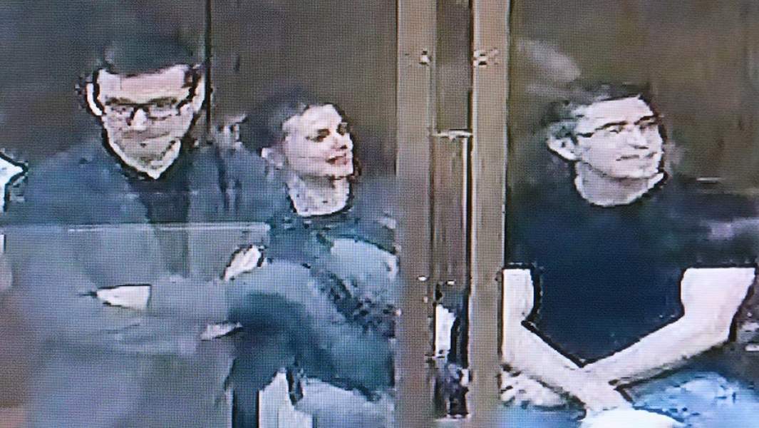 Бывший заместитель министра просвещения РФ Марина Ракова, ее супруг Артур Стеценко (справа) и бывший сотрудник Фонда новых форм развития образования Евгений Зак (слева), обвиняемые в рамках уголовного дела о мошенничестве, во время рассмотрения ходатайства следствия об изменении меры пресечения на запрет определенных действий в Мосгорсуде. 3 ноября 2022 года