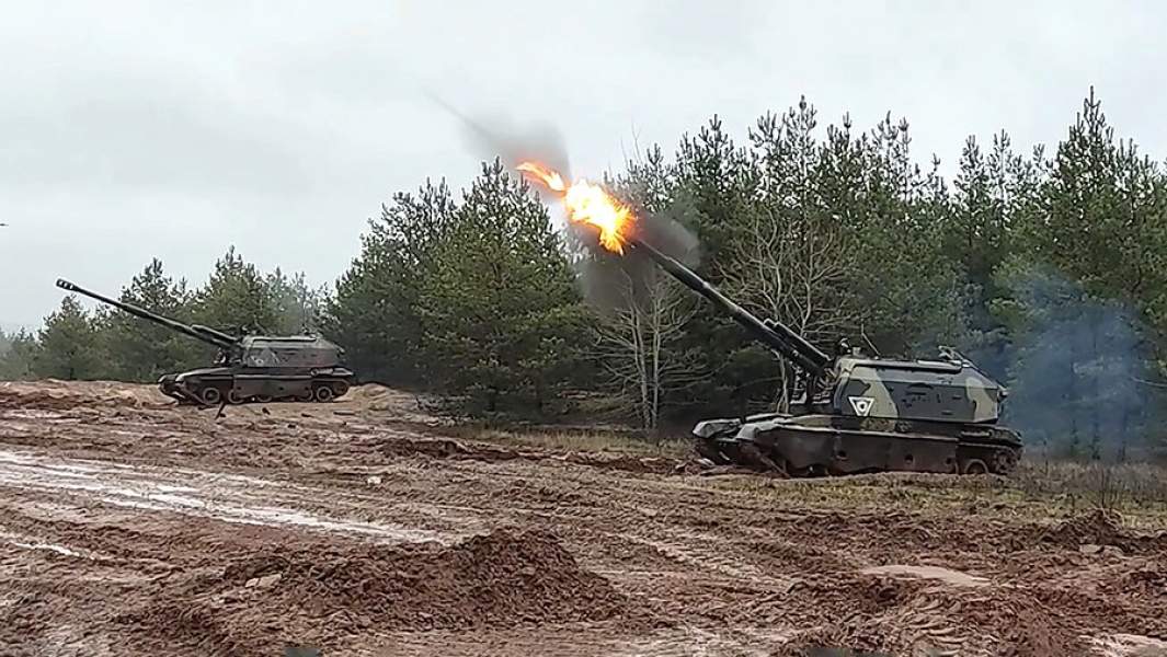 Боевая работа расчетов самоходных гаубиц «Мста-С» в зоне проведения спецоперации на Украине