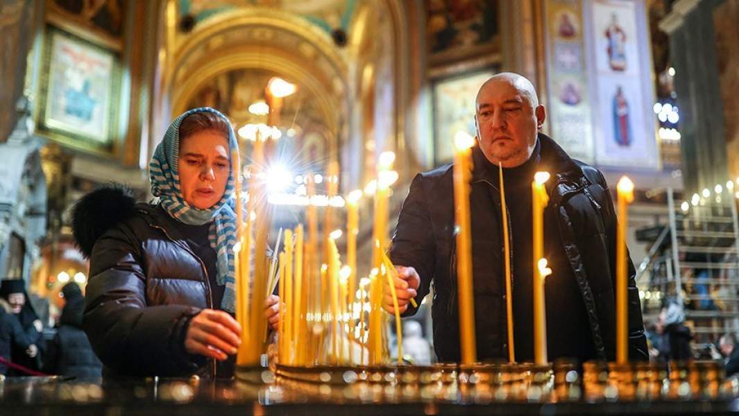 Прихожане во время праздничного богослужения по случаю Рождества Христова в кафедральном храме Христа Спасителя