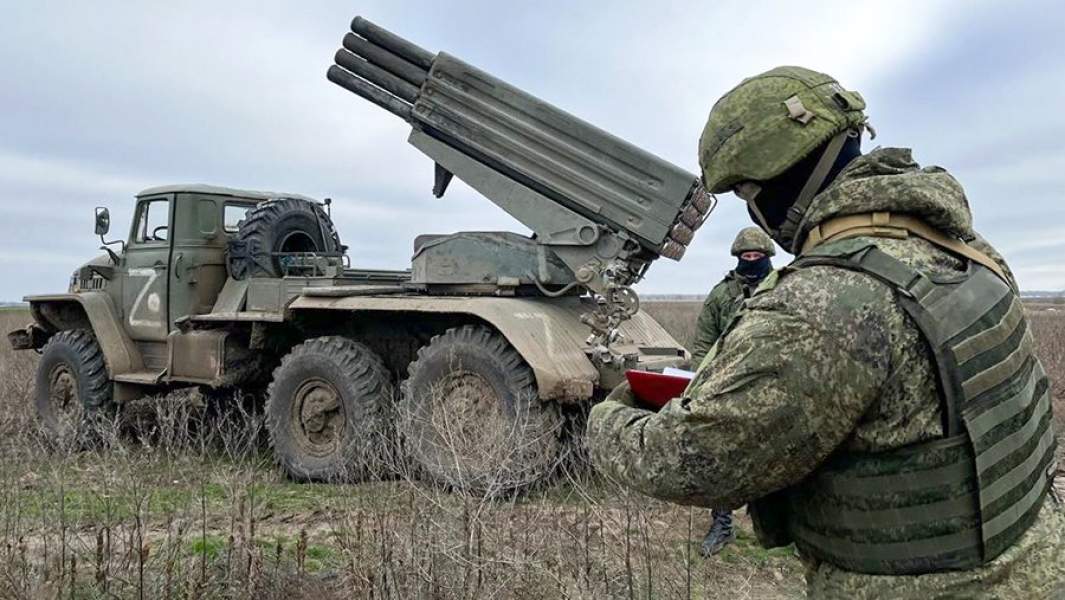 Военнослужащие во время боевой работы расчетов реактивных систем залпового огня «Град» в зоне проведения специальной военной операции