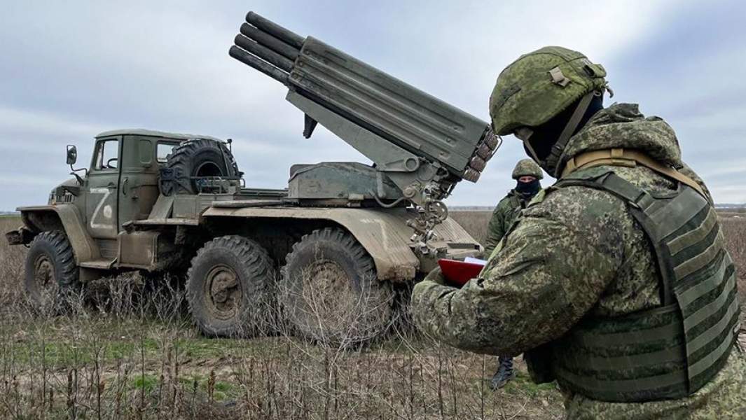 Военнослужащие во время боевой работы расчетов РСЗО «Град» в зоне проведения специальной военной операции
