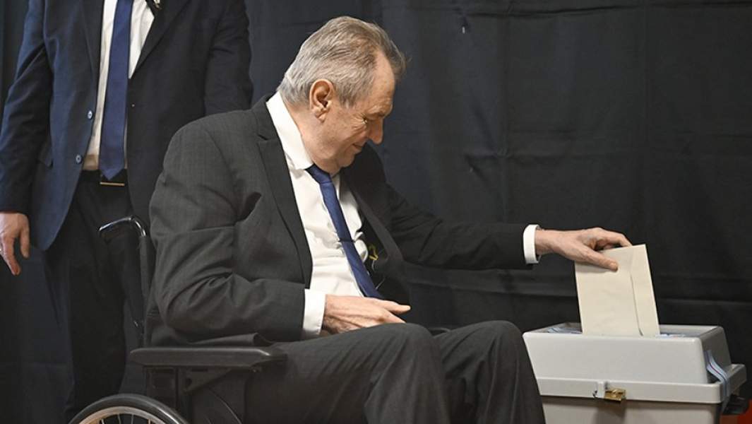 Президент Чехии Милош Земан проголосовал на президентских выборах в Лани