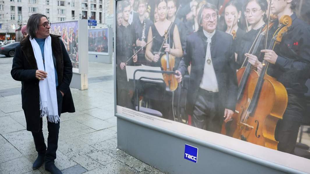 Юрий Башмет у здания информационного агентства ТАСС после пресс-конференции, посвященной проведению IV Зимнего международного фестиваля искусств в Москве, и праздничного концерта