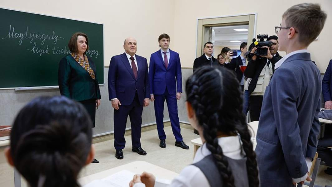Премьер-министр РФ Михаил Мишустин и министр просвещения РФ Сергей Кравцов во время посещения совместной туркмено-российской средней образовательной школы имени А.С. Пушкина