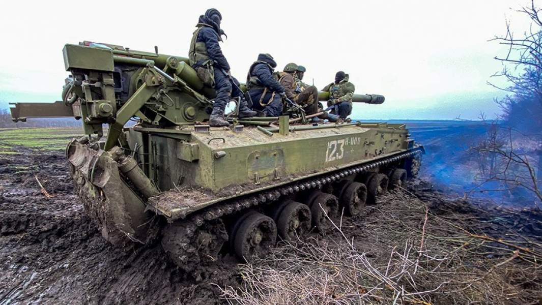 Военнослужащие во время боевой работы артиллерийской установки «Гиацинт» в зоне проведения специальной военной операции