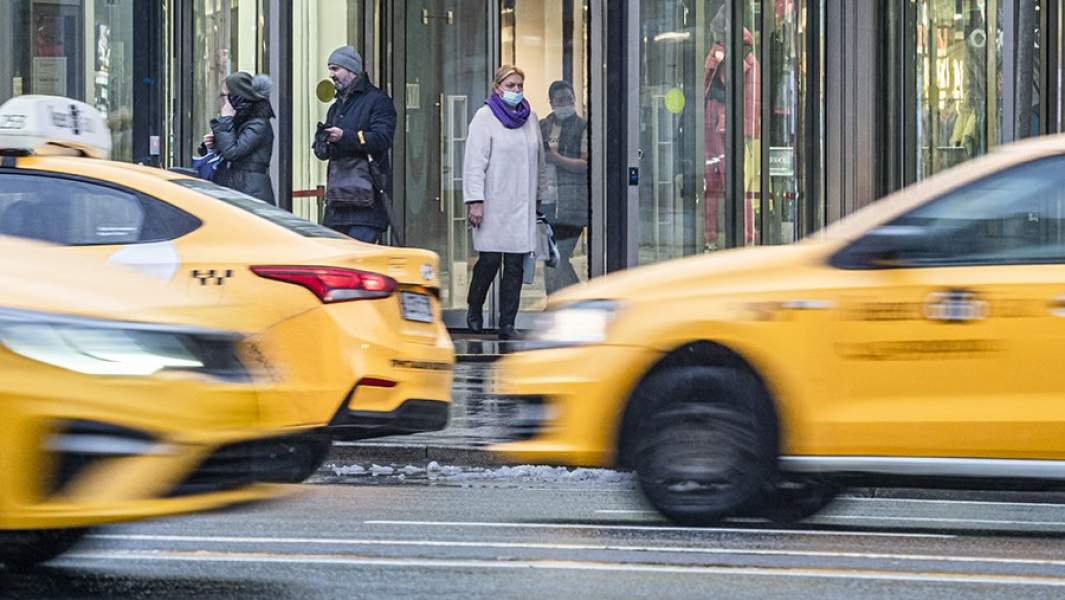 Автомобили такси на улице