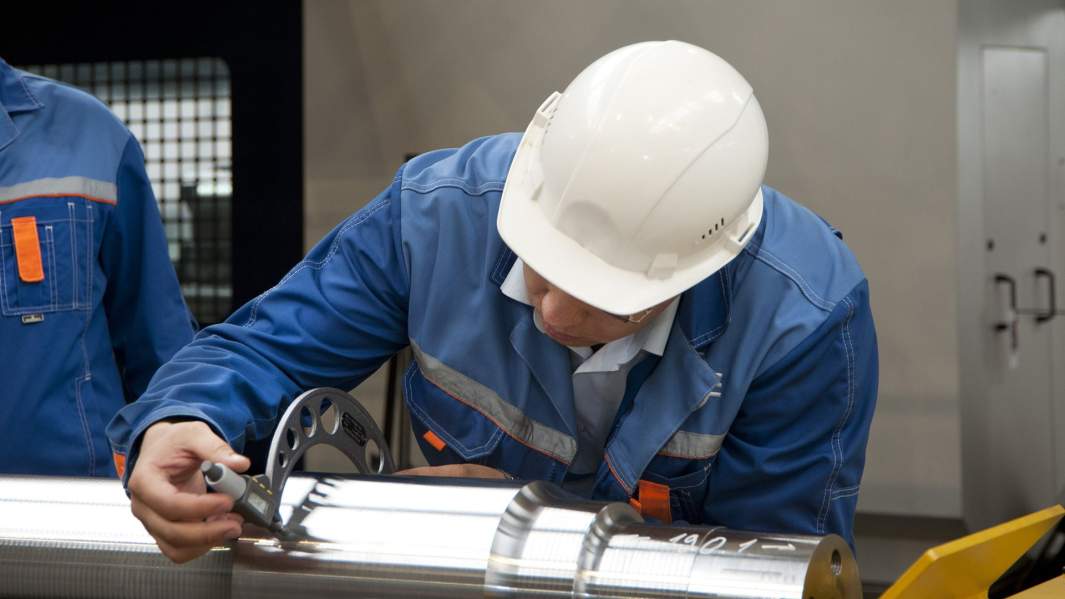 Рабочие за работой в цеху 