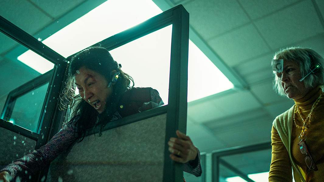 Кадр из фильма «Все, везде и сразу»