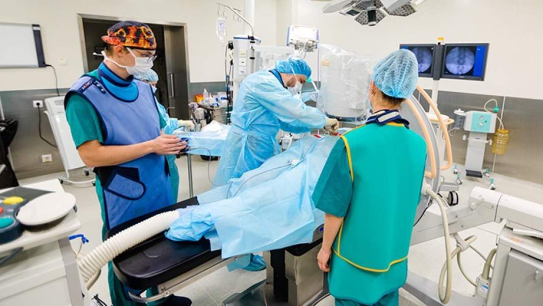 Артур Биктимиров имплантирует электроды в культю ноги и спинной мозг