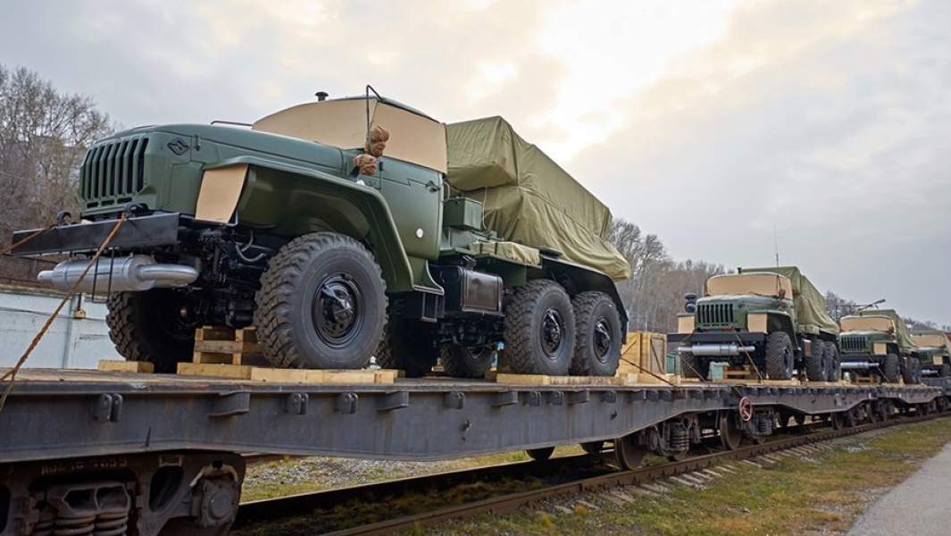 РСЗО «Торнадо-Г» на железнодорожных платформах перед отправкой в подразделения Минобороны России