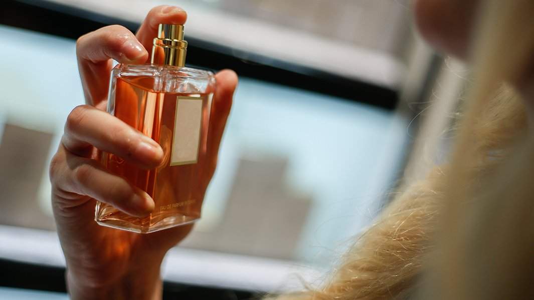 Девушка тестирует духи