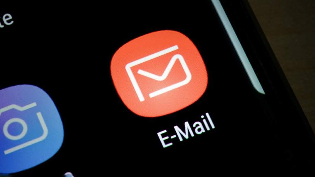 Иконка электронной почты на экране смартфона