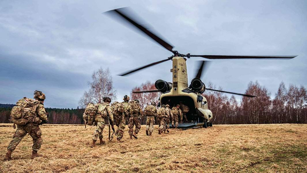американские военные возле вертолета в Польше