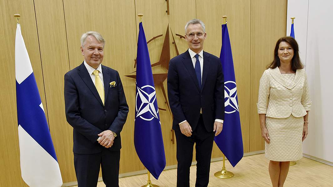 Министр иностранных дел Финляндии Пекка Хаависто, генеральный секретарь НАТО Йенс Столтенберг и министр иностранных дел Швеции Анн Линде в штаб-квартире НАТО в Брюсселе