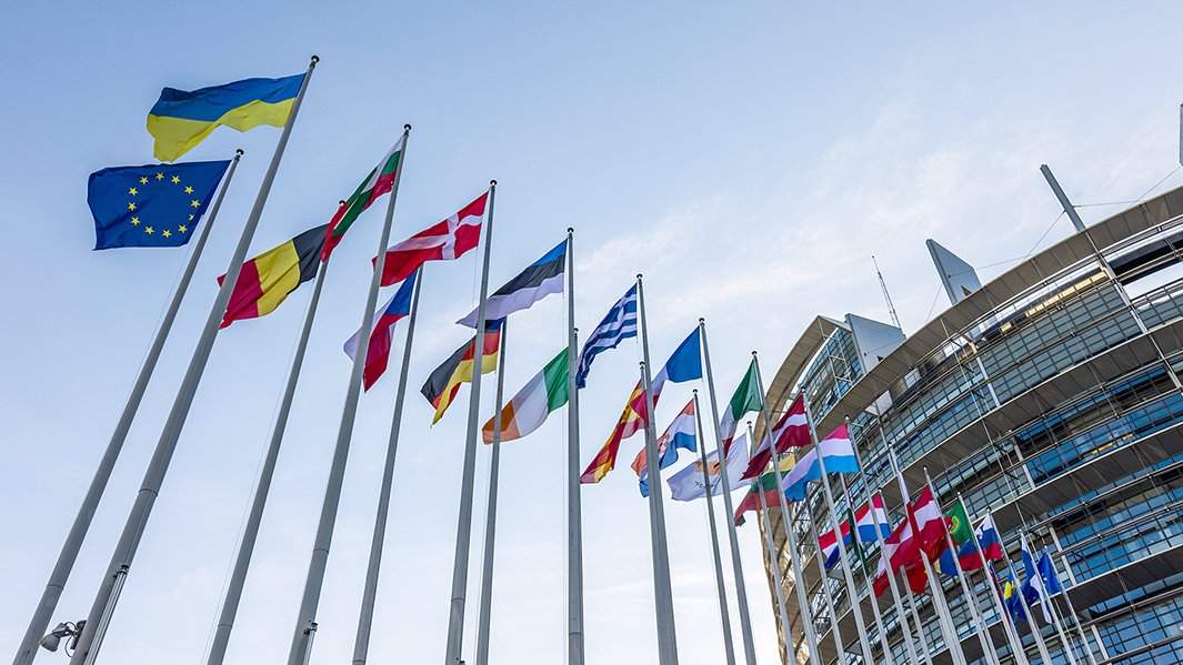 Флаги Украины и Евросоюза
