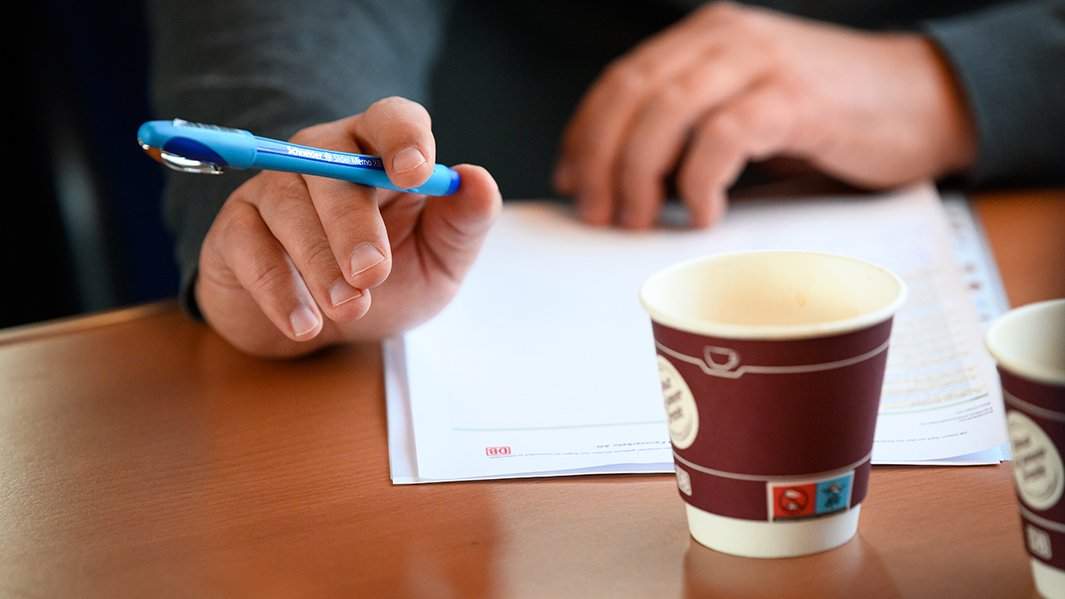 изучает резюме