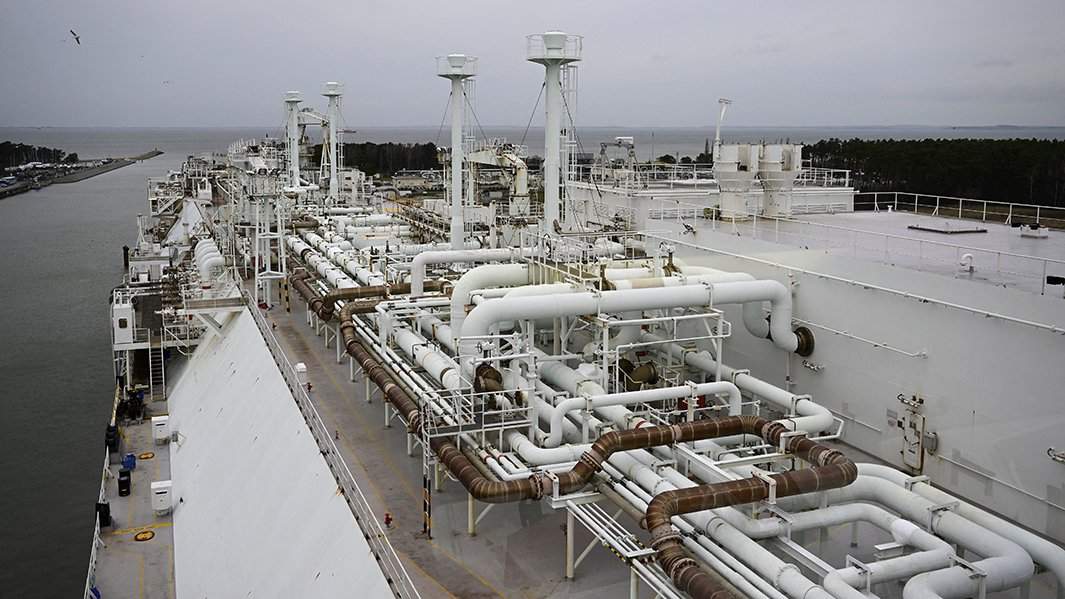 Главная палуба плавучей установки для хранения и регазификации «Нептун» во время официального ввода в эксплуатацию терминала сжиженного природного газа Deutsche Ostsee в гавани в Любмине, Германия