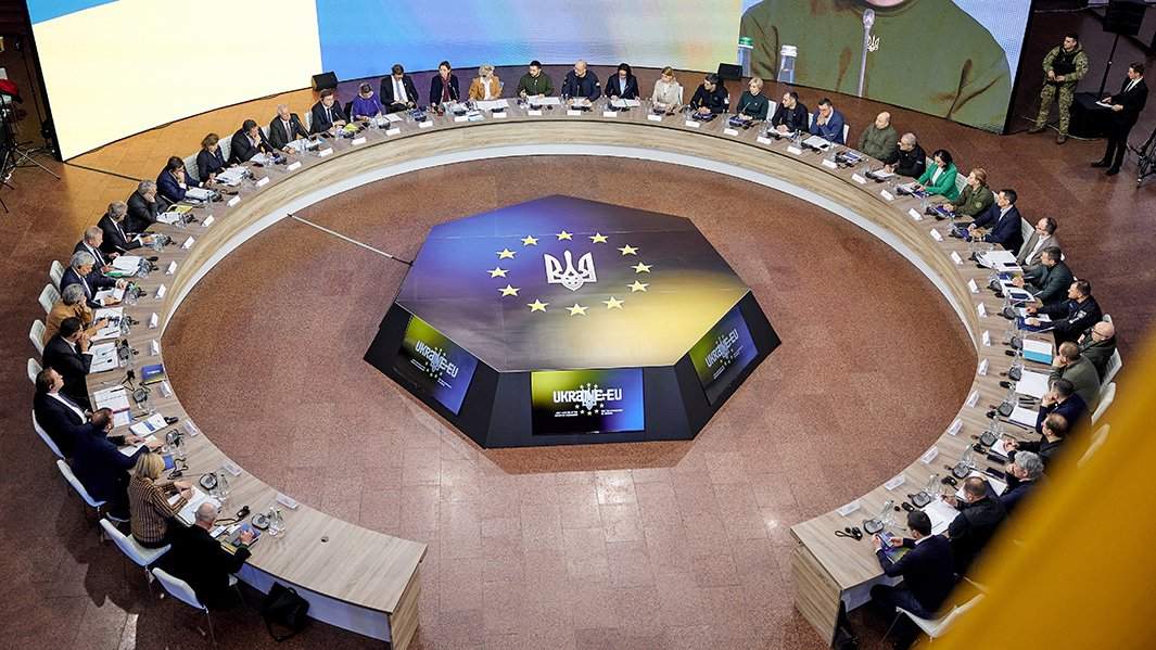 Президент Украины Владимир Зеленский, премьер-министр Денис Шмыгаль и председатель Европейской комиссии Урсула фон дер Ляйен принимают участие в саммите ЕС – Украина