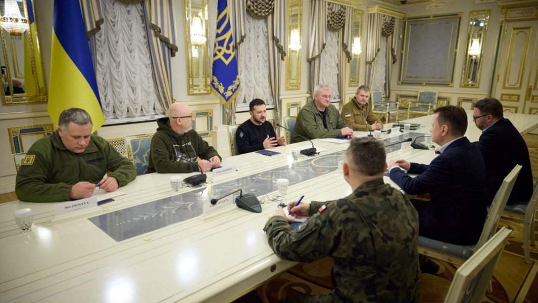 Министр обороны Польши Мариуш Блащак на встрече с президентом Украины Владимиром Зеленским и министром обороны Алексеем Резниковым