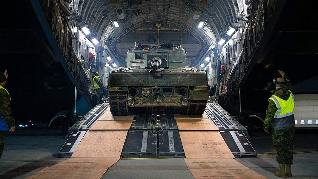 Первый канадский боевой танк Leopard 2, переданный в дар Украине, прибывает воздушным транспортом в Польшу