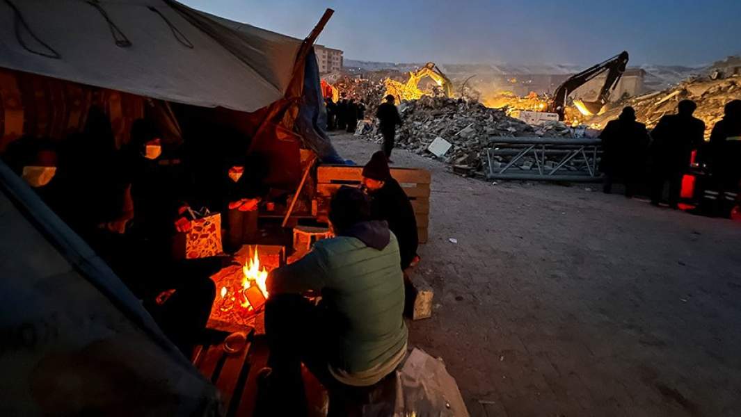 Разбор завалов после землетрясения