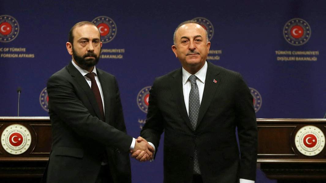 Министр иностранных дел Турции Мевлют Чавушоглу пожимает руку своему армянскому коллеге Арарату Мирзояну во время пресс-конференции в Анкаре, Турция, 15 февраля 2023 года