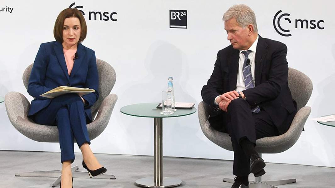 Президент Молдавии Майя Санду и президент Финляндии Саули Ниинистё принимают участие в панельной дискуссии на Мюнхенской конференции по безопасности в Мюнхене